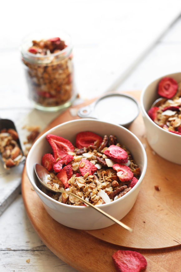 easy-coconut-strawberry-granola-naturally-sweetened-8-ingredients-so-tasty-vegan-glutenfree-strawberry-granola-recipe-healthy